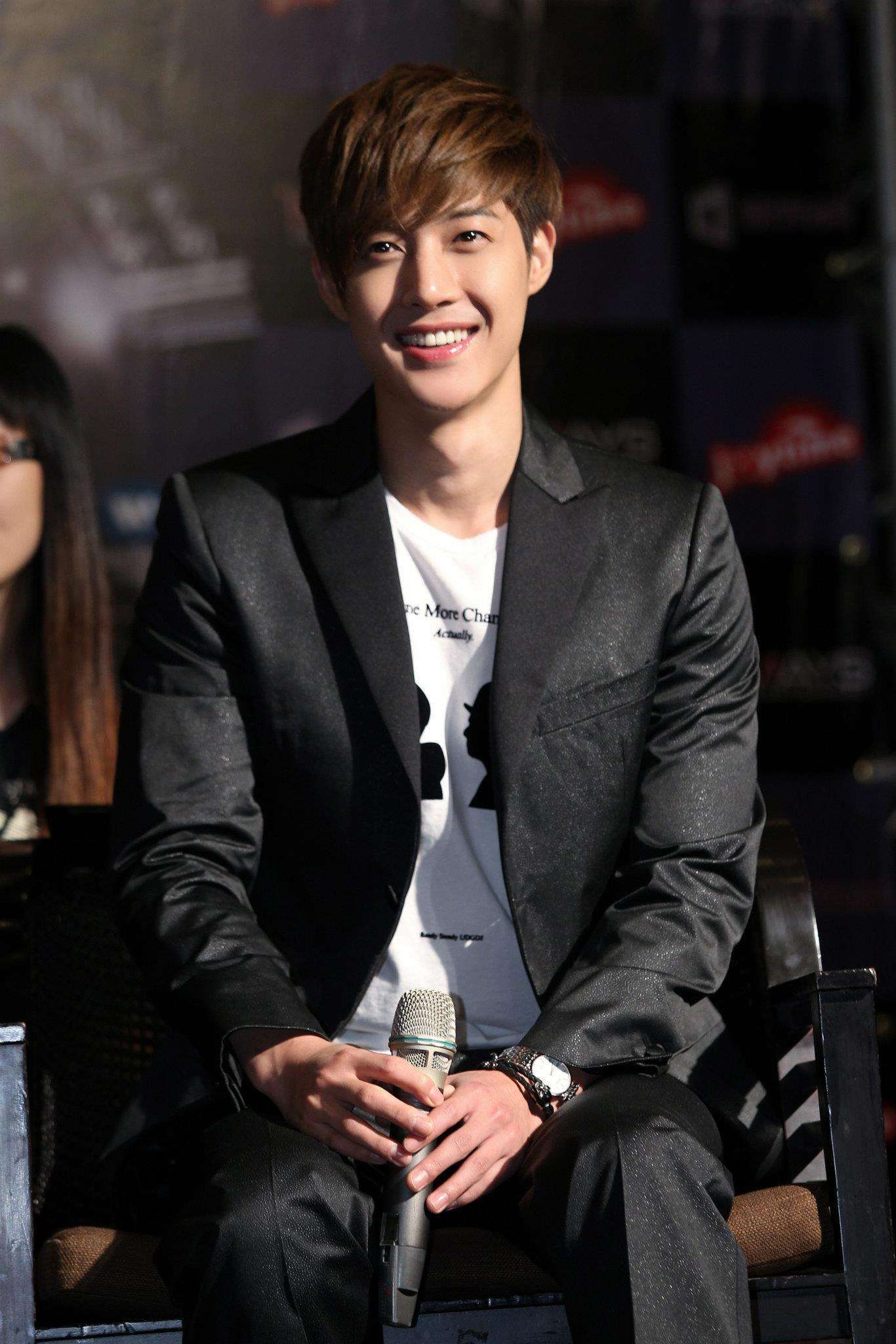 金贤重就是出演过《花样男子》里的尹智厚啊!