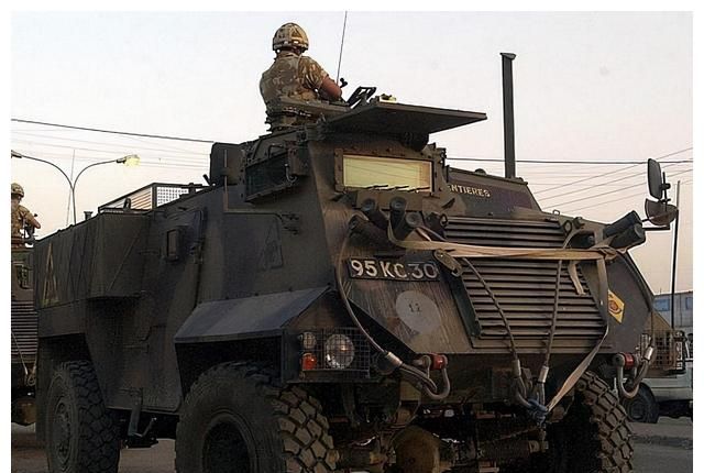 英国的战场出租车撒克逊人轻型装甲运兵车