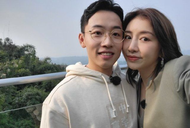 邹凯边工作边陪月子期老婆视频聊天,好暖心|邹凯|周杰|周捷_新浪新闻