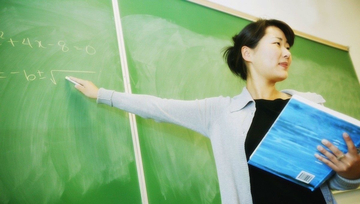 小学语文老师板书绝了，粉笔画惟妙惟肖，网友：学生不想上课都难休闲区蓝鸢梦想 - Www.slyday.coM