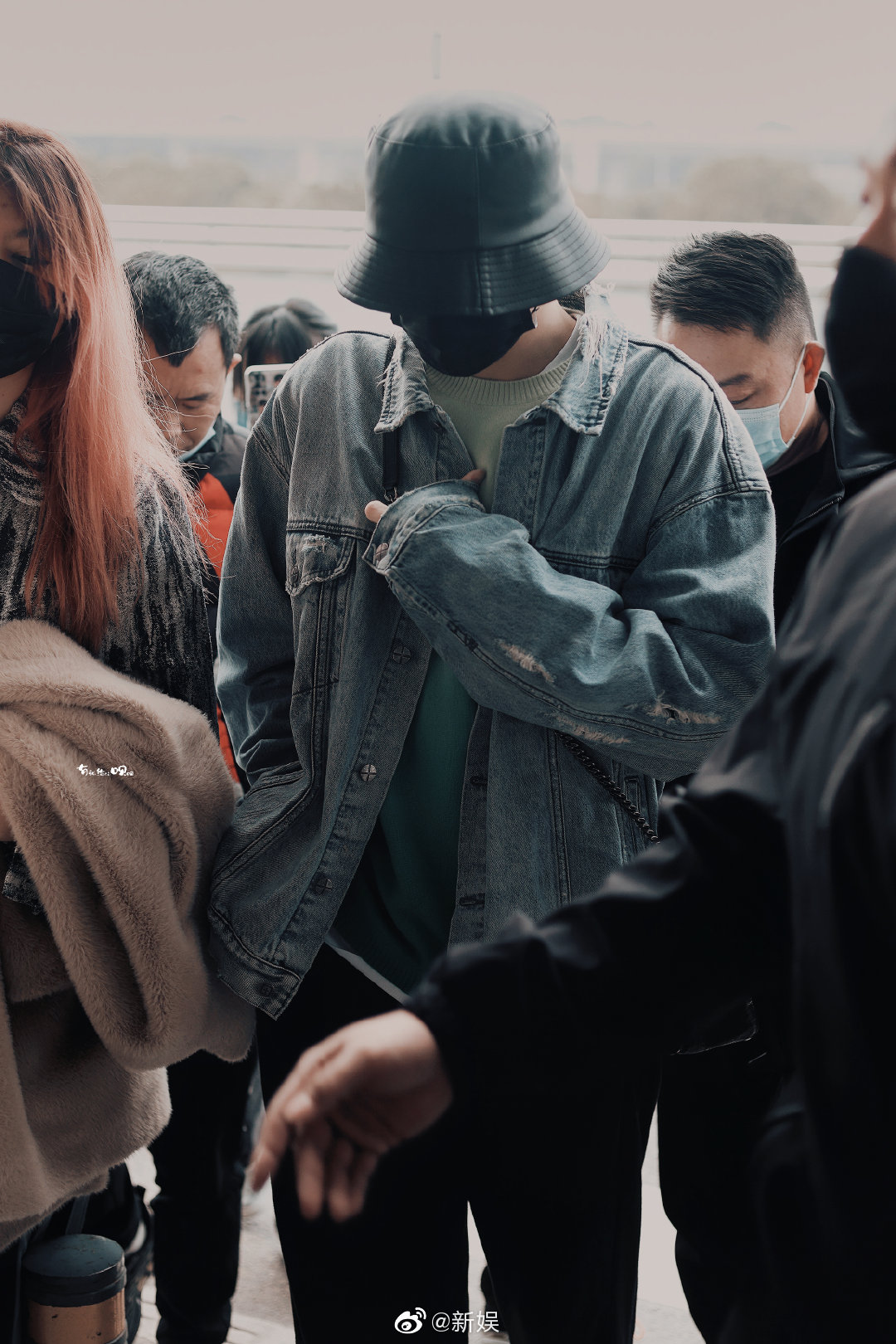 翟潇闻0227机场图青蓝色渐变卫衣浅色牛仔外套