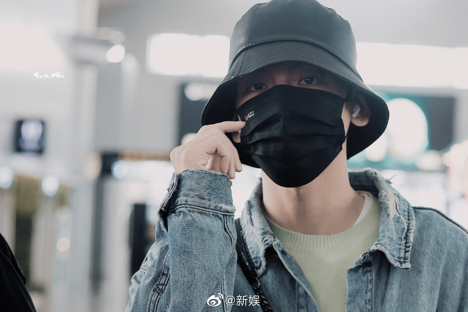 翟潇闻0227机场图青蓝色渐变卫衣浅色牛仔外套