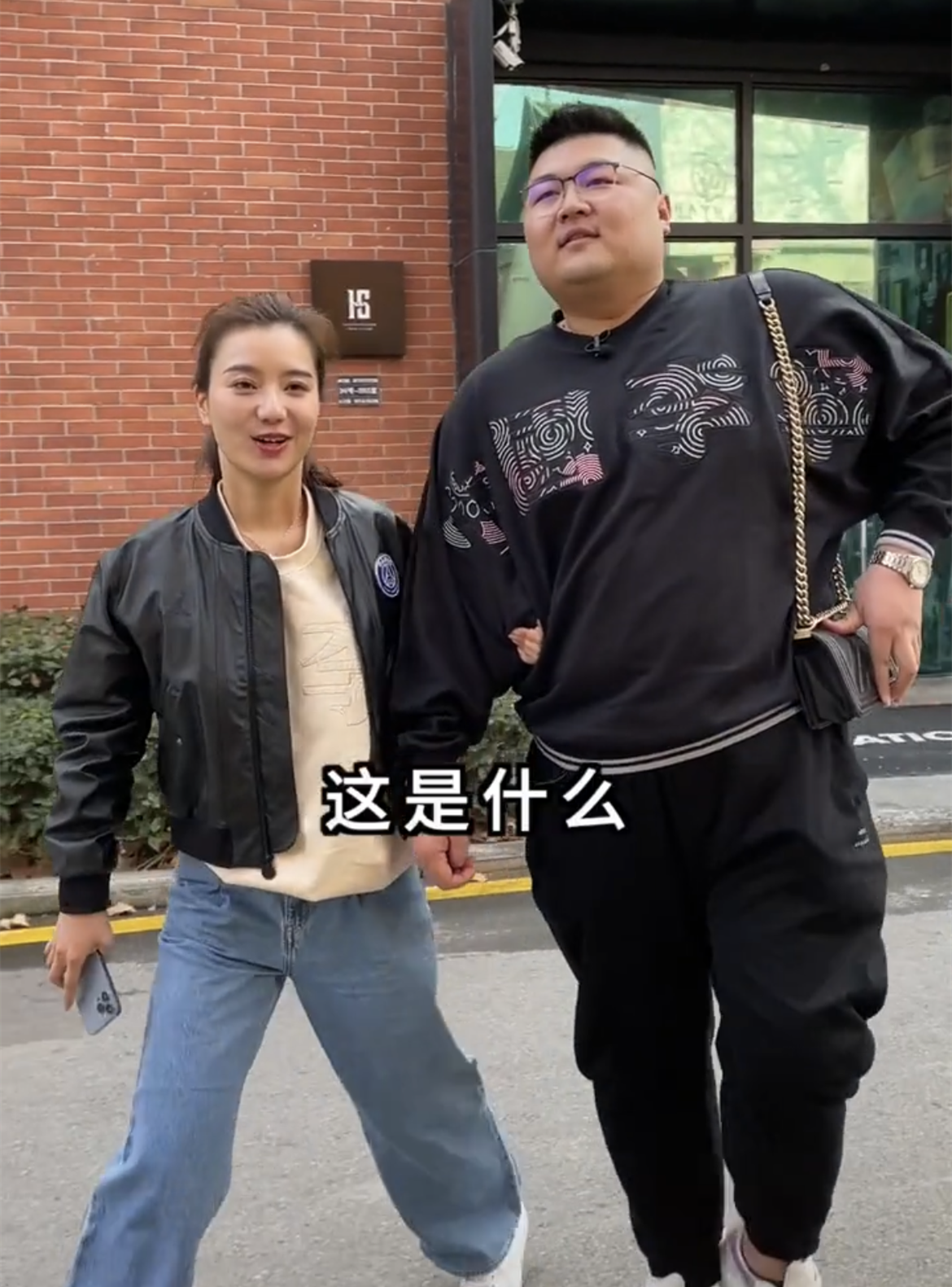 猴哥何钰欣穿情侣装选伴手礼开240万的跑车礼盒中藏有爱意