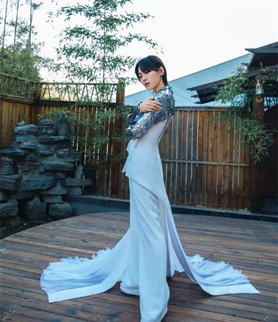 周笔畅摆脱假小子造型穿露背礼服秀身材曲线轻松成焦点