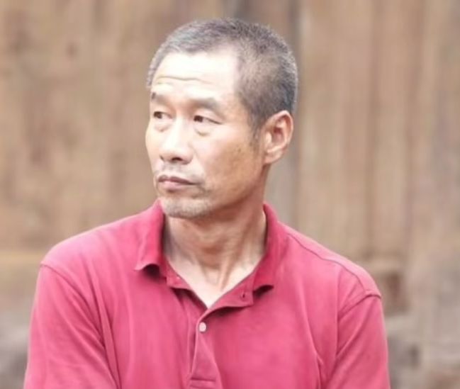 64岁老戏骨刘佩琦参加饭局头发已全白喝得微醉还给杨少华敬酒