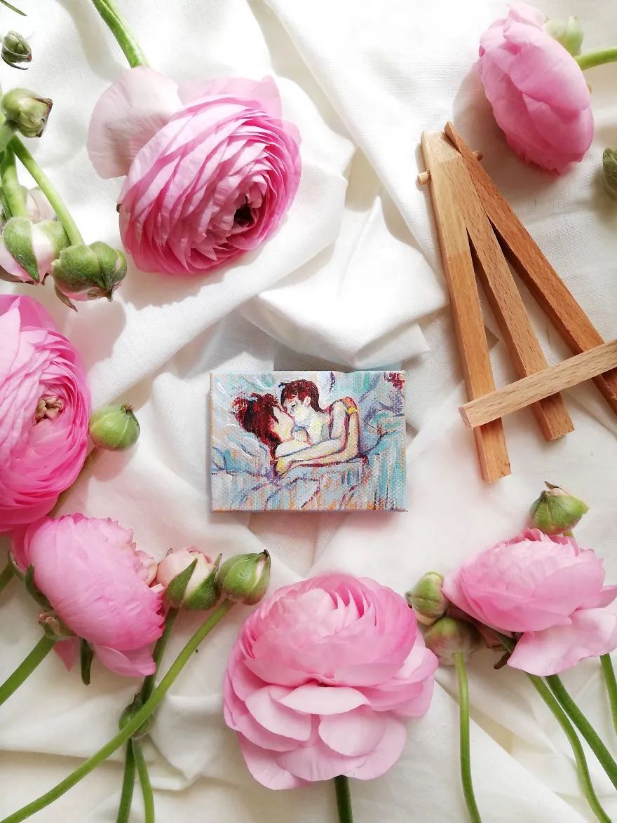 他用手指大小的画布，完美复刻世界名画，作品可爱极了休闲区蓝鸢梦想 - Www.slyday.coM