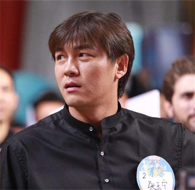 前国足张玉宁与空姐离婚后恢复自由身2022年身材发福已有二胎