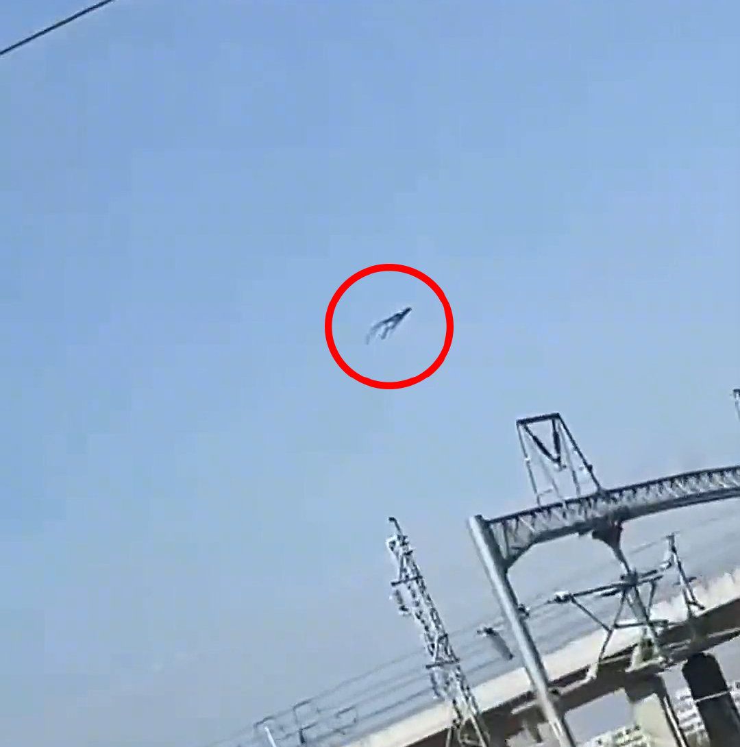 女子坐高铁发现黑色不明飞行物飘在天空中究竟是什么