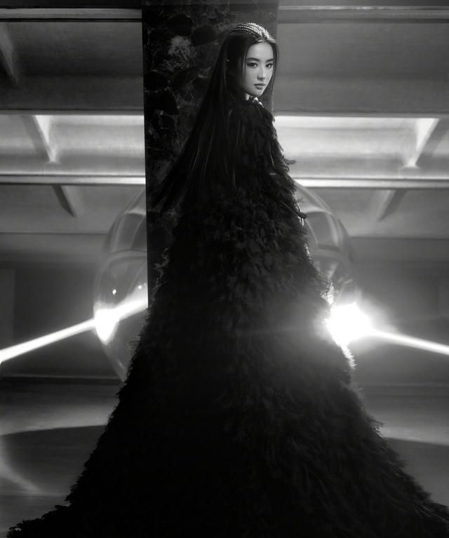 组图刘亦菲氛围感大片释出黑白造型搭配蓝调光影冷冽酷美