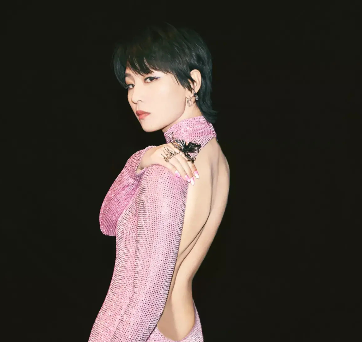 周笔畅摆脱假小子造型穿露背礼服秀身材曲线轻松成焦点