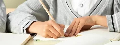 小学语文老师板书绝了，粉笔画惟妙惟肖，网友：学生不想上课都难休闲区蓝鸢梦想 - Www.slyday.coM