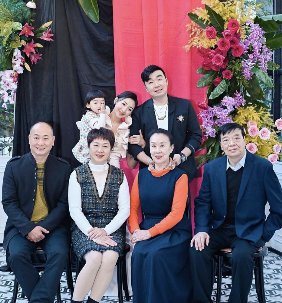 两位是何雯娜的父母,右边两位则是梁超的父母,一家七口共享天伦之乐