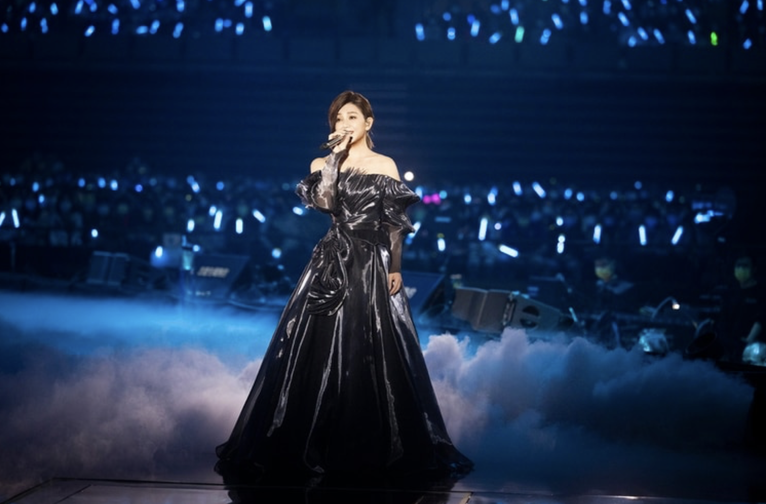 梁静茹举办出道22年演唱会难掩激动泪洒舞台吴宗宪担任嘉宾