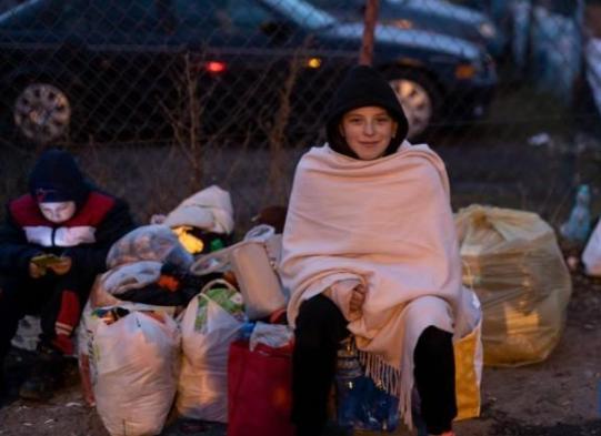 数十万乌克兰人艰难出境：零下4度排队超20小时，边境点“