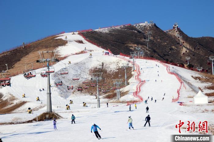 资料图：滑雪爱好者在涞源七山滑雪场雪道上飞驰。　徐巧明 摄