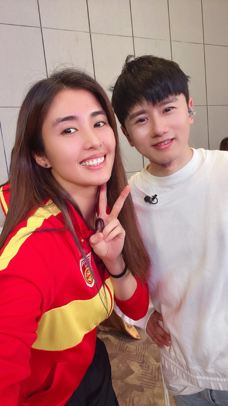 赵丽娜晒合照可惜本鼓手没有鼓不然今晚可以合作一首张杰