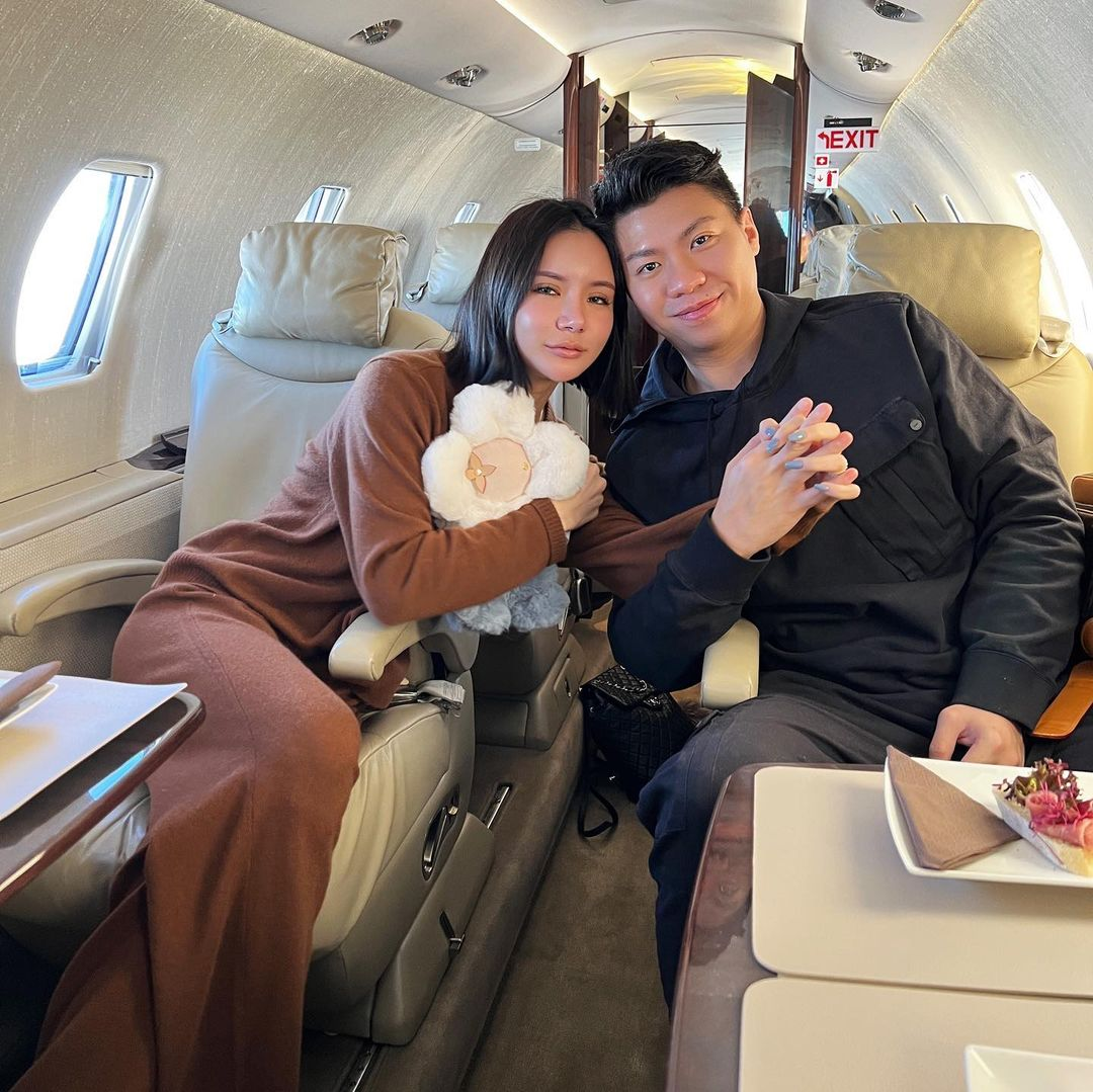私人游艇更是必晒的项目之一,林慧俐这张就很ins风,顺便晒了美景靓包.