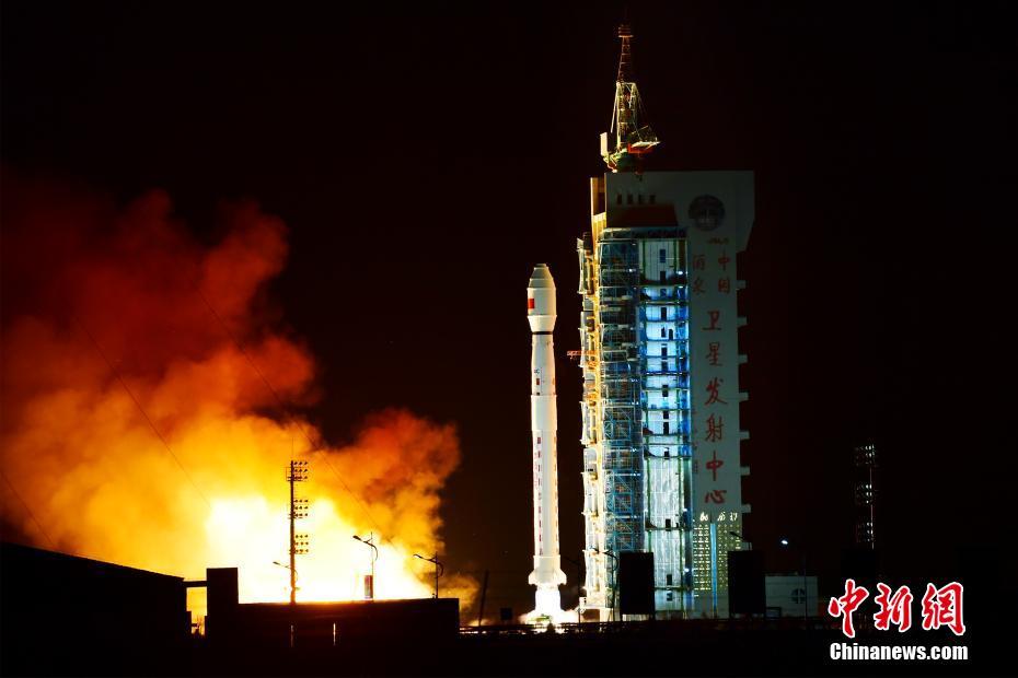 北京时间2022年1月26日7时44分，中国在酒泉卫星发射中心用长征四号丙运载火箭，成功将L-SAR 01组A星发射升空。卫星顺利进入预定轨道，发射任务获得圆满成功。该卫星主要用于对地质环境、山体滑坡、地震灾害等进行有效监测。汪江波 摄
