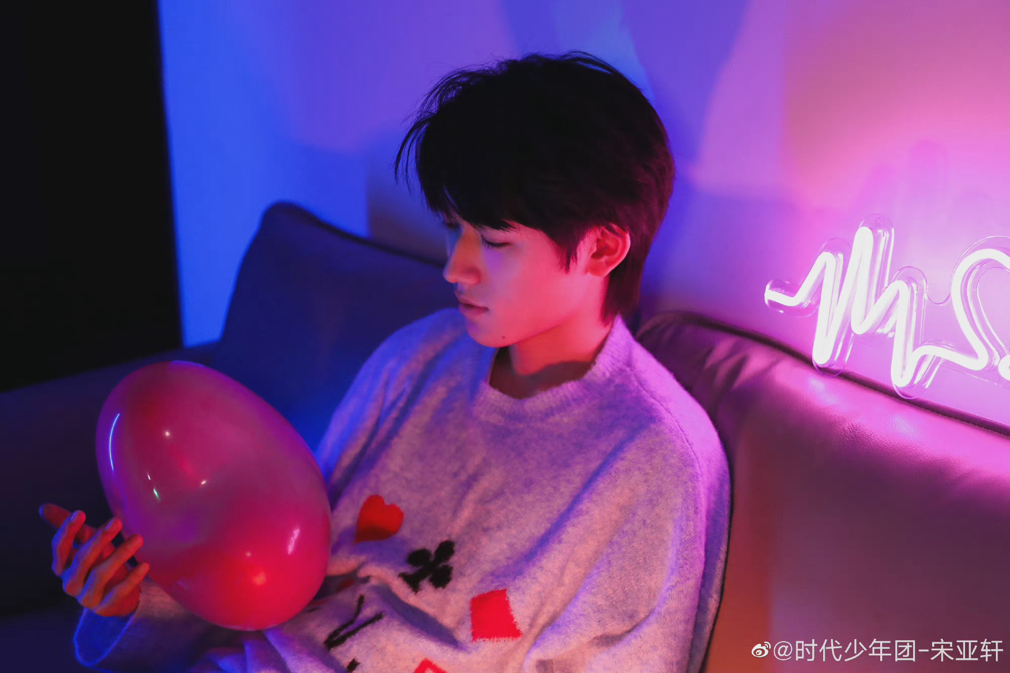 宋亚轩更新了一组告别二月写真和爱意很多的2月告个别吧