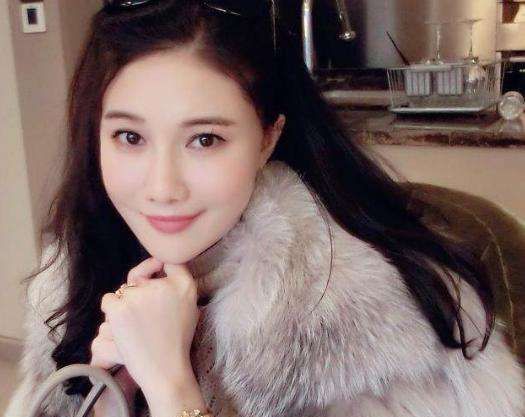 韦雪,1988年出生在广西农村,她的真名叫韦婕妤,或许是因为名字的影响