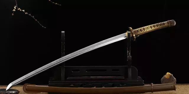 1935年士官也配发军刀,称九五式军刀.