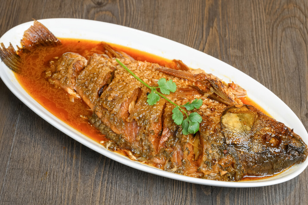 家常炖鱼去腥别再用料酒换成这味料去腥增香鱼肉鲜嫩入味