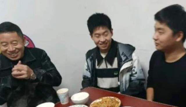 暖心的父亲!孙海洋苦苦寻子14年,吃儿子剩下的食物毫不嫌弃休闲区蓝鸢梦想 - Www.slyday.coM 暖心的父亲!孙海洋苦苦寻子14年,吃儿子剩下的食物毫不嫌弃休闲区蓝鸢梦想 - Www.slyday.coM