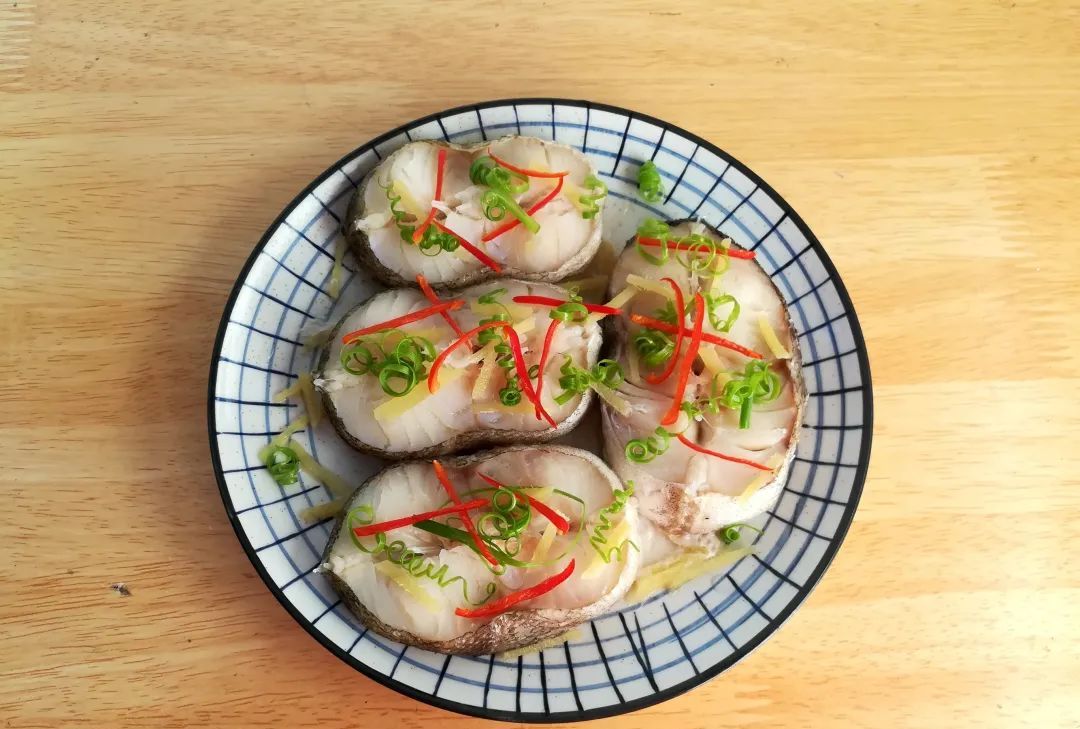 葱花用牙签划开,拉成丝,跟辣椒丝一起放到蒸熟的鳕鱼上做装饰.