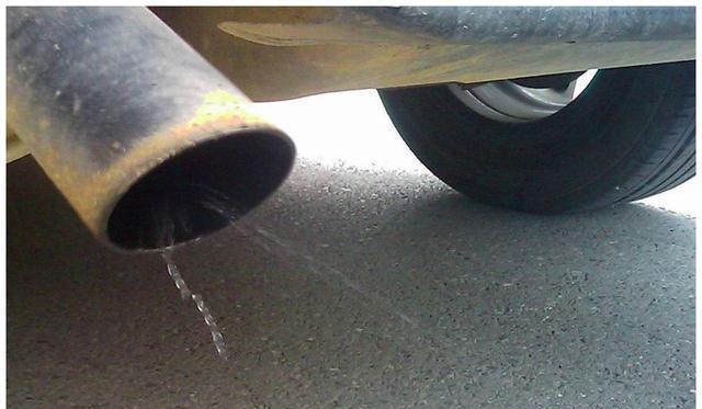 为何有的车排气管滴水?修理工说出原因,与性能有关-新浪汽车