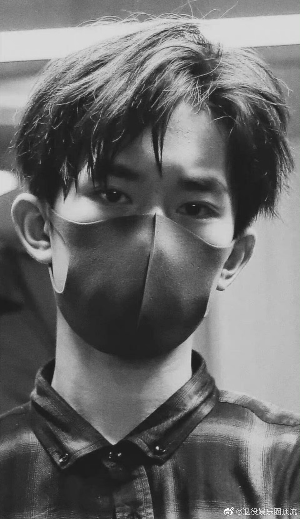 黑白滤镜下的易烊千玺故事感和氛围感拉满了