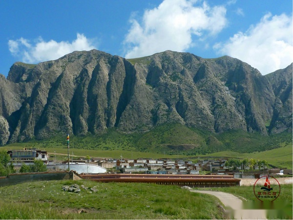 走进夏河白石崖一处藏区的修行洞到这里的游客非常少