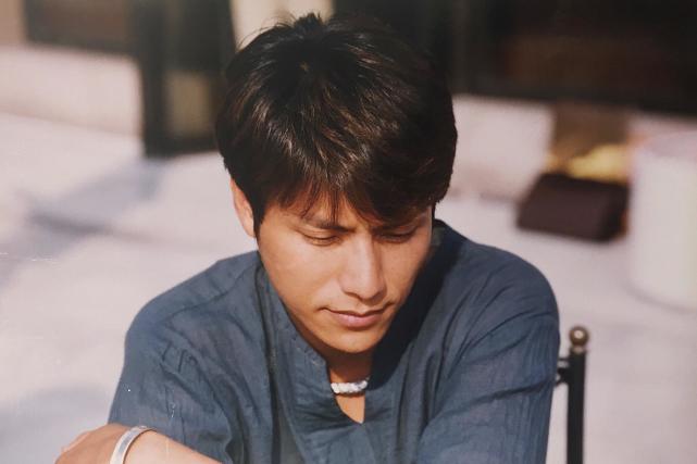 老照片:陈坤20年前照片,戴耳环项链帅气十足__财经头条