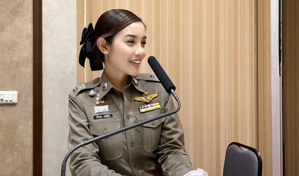 同时,她也是泰国皇家警察局发言人,受到了外界更多关注.