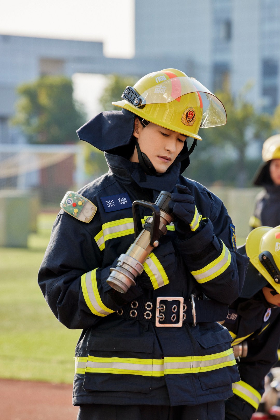 符合节目的要求,可以在节目中通过训练他们,来展现消防员的魅力,并且