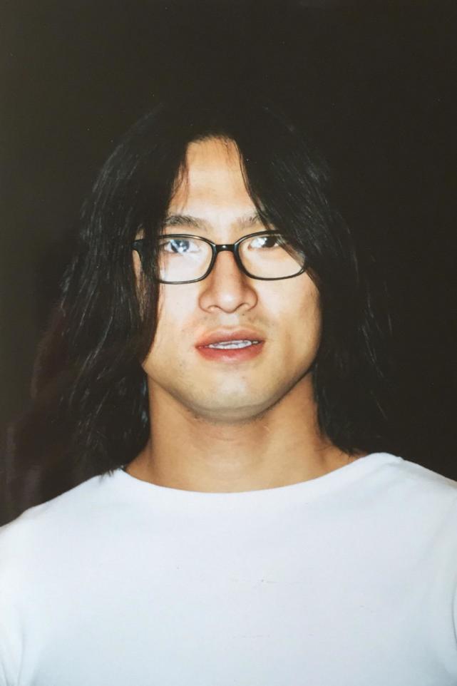 老照片汪峰罕见旧照曝光投入演出超有范