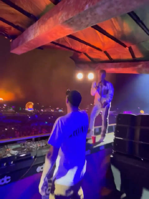 烟鬼The Chainsmokers新单《ipad》首演!_新浪新闻