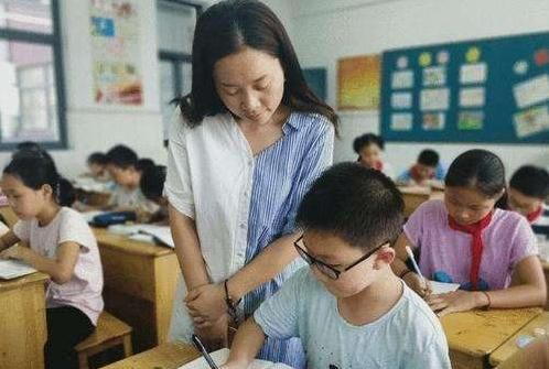 “课后延时服务”褒贬不一，有望被取消？收费不合理是主要原因吗休闲区蓝鸢梦想 - Www.slyday.coM