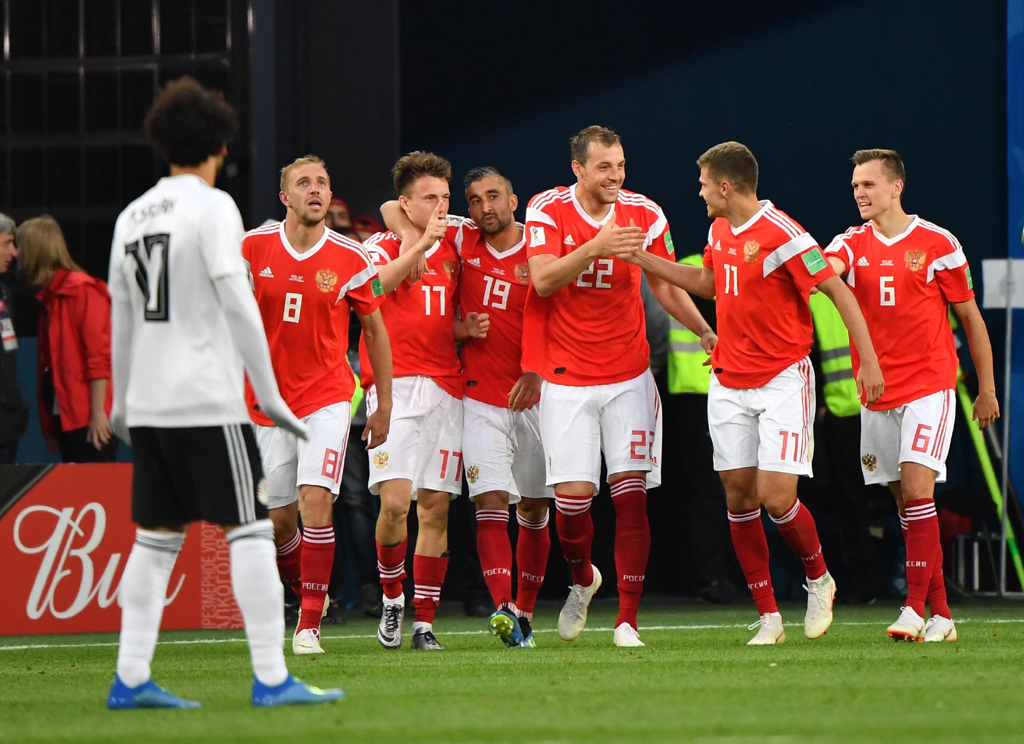 国际足联制裁大棒砸向俄罗斯，足球无关政治遭打脸，球迷骂声一片休闲区蓝鸢梦想 - Www.slyday.coM