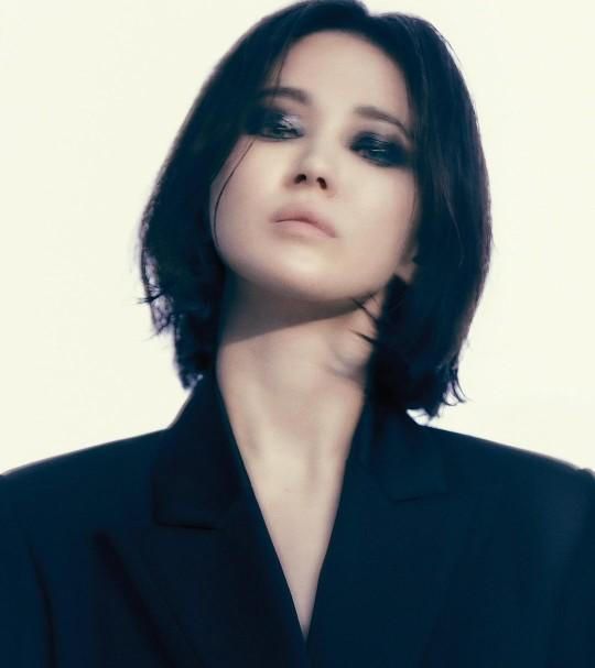 宋慧乔破格变身!“短发、烟熏妆”造型登《BAZZAR》封面休闲区蓝鸢梦想 - Www.slyday.coM 宋慧乔破格变身!“短发、烟熏妆”造型登《BAZZAR》封面休闲区蓝鸢梦想 - Www.slyday.coM