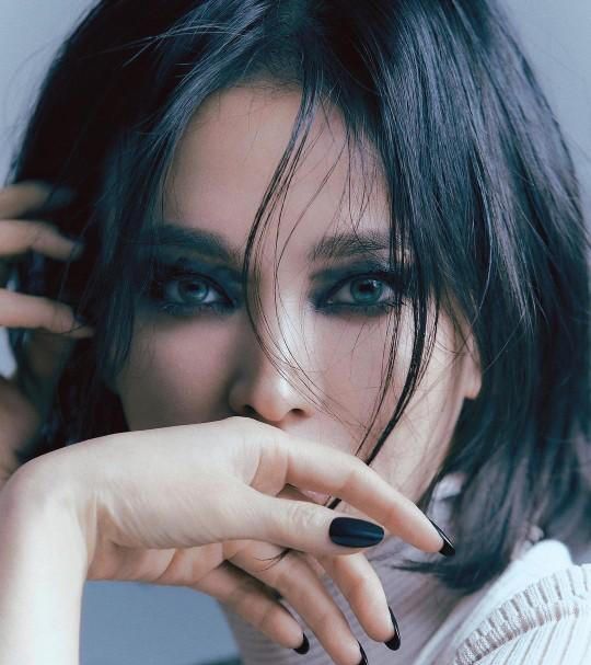 宋慧乔破格变身!“短发、烟熏妆”造型登《BAZZAR》封面休闲区蓝鸢梦想 - Www.slyday.coM 宋慧乔破格变身!“短发、烟熏妆”造型登《BAZZAR》封面休闲区蓝鸢梦想 - Www.slyday.coM