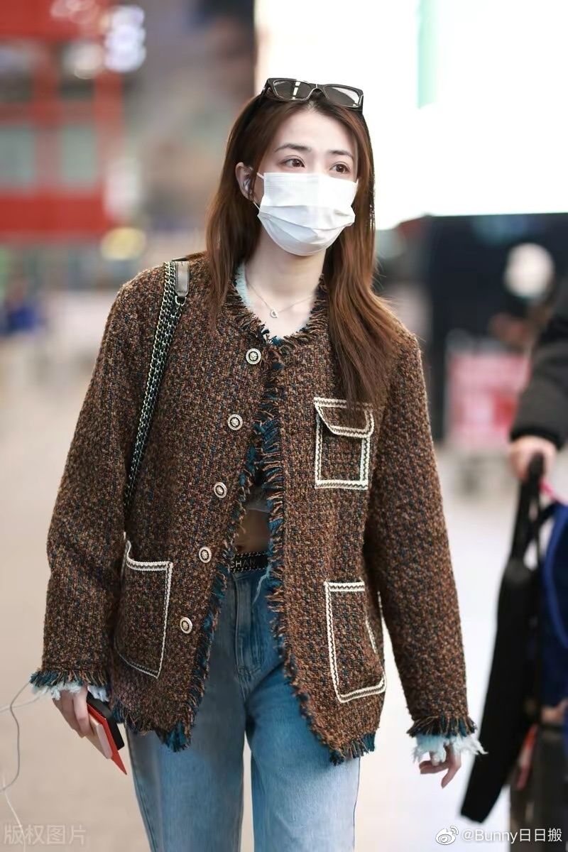 徐璐机场照小香风老花外套太吸睛这腰着实慕了