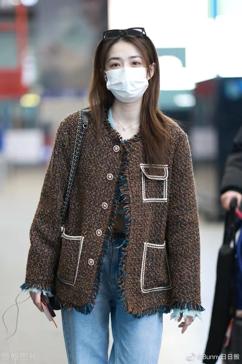 徐璐机场照小香风老花外套太吸睛这腰着实慕了