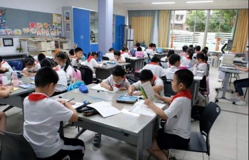 “课后延时服务”褒贬不一，有望被取消？收费不合理是主要原因吗休闲区蓝鸢梦想 - Www.slyday.coM