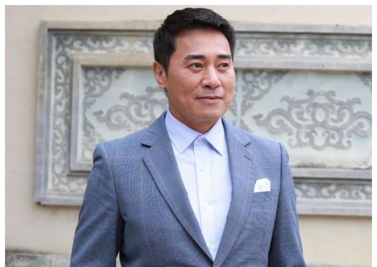 曝光的近照中,现年60岁的欧瑞伟,岁月对他格外眷顾,无论皮肤还是身材