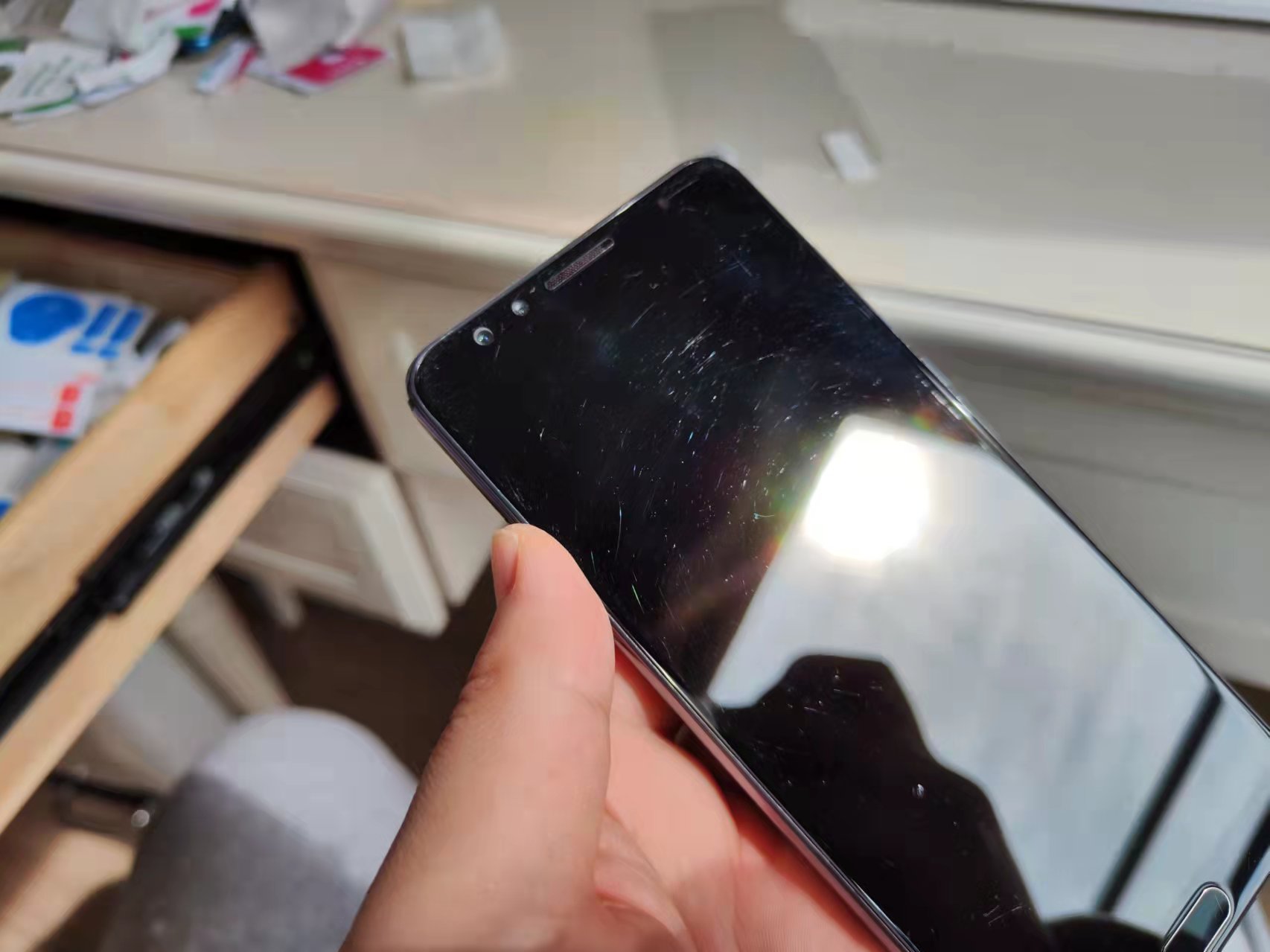 买二手华为手机翻车屏幕满是划痕成色堪称垃圾