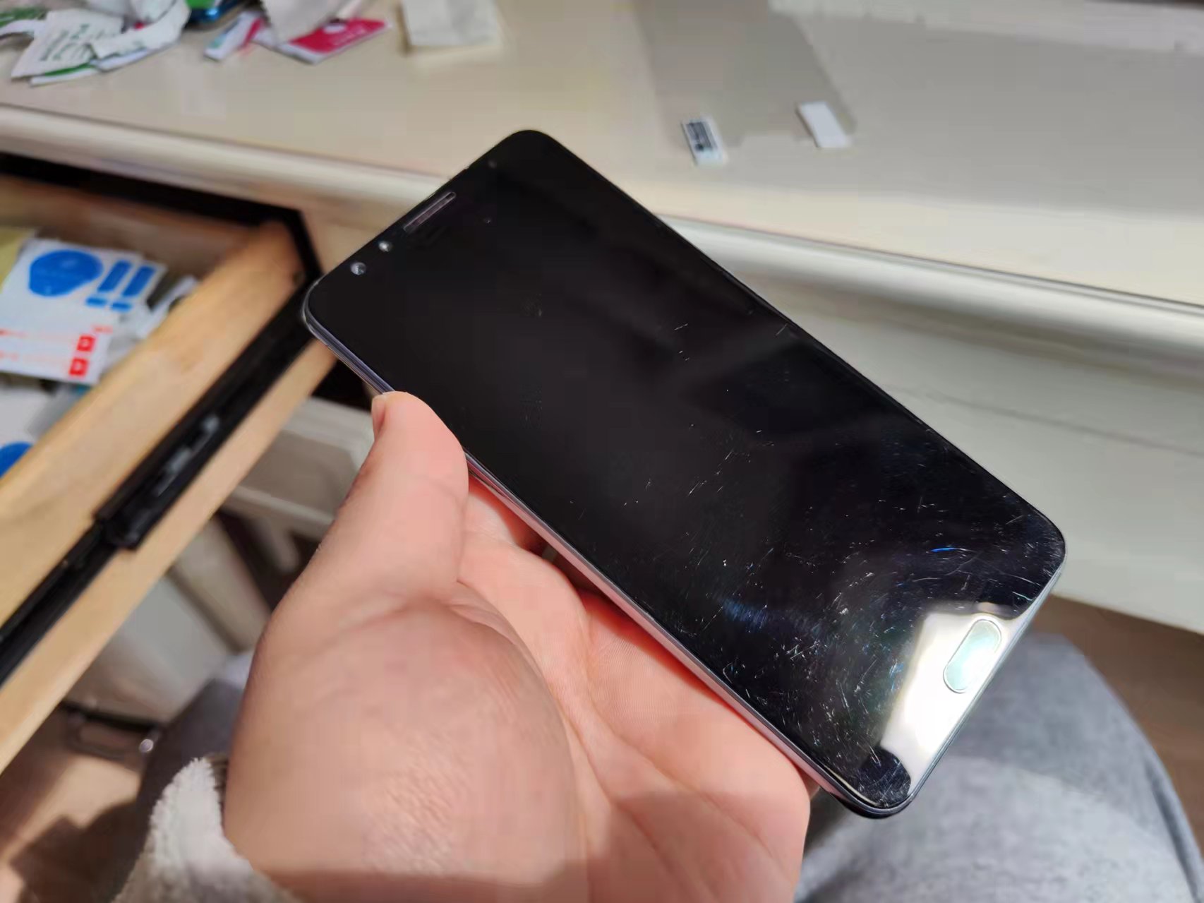 买二手华为手机翻车屏幕满是划痕成色堪称垃圾