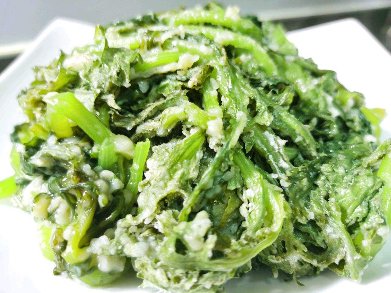 农村早春必吃野菜白蒿,拌点面粉蒸着吃好美味,别错过了季节_安欣沙拉