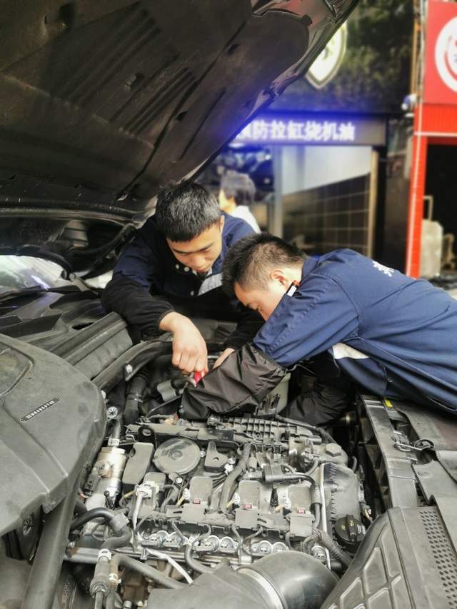 金钣手全球发动机变速箱维修工厂之奥迪q5更换水泵节温器-新浪汽车