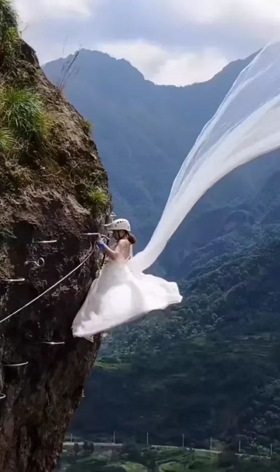 浙江一女子穿婚纱爬悬崖脚下就是万丈深渊网友看得心惊肉跳