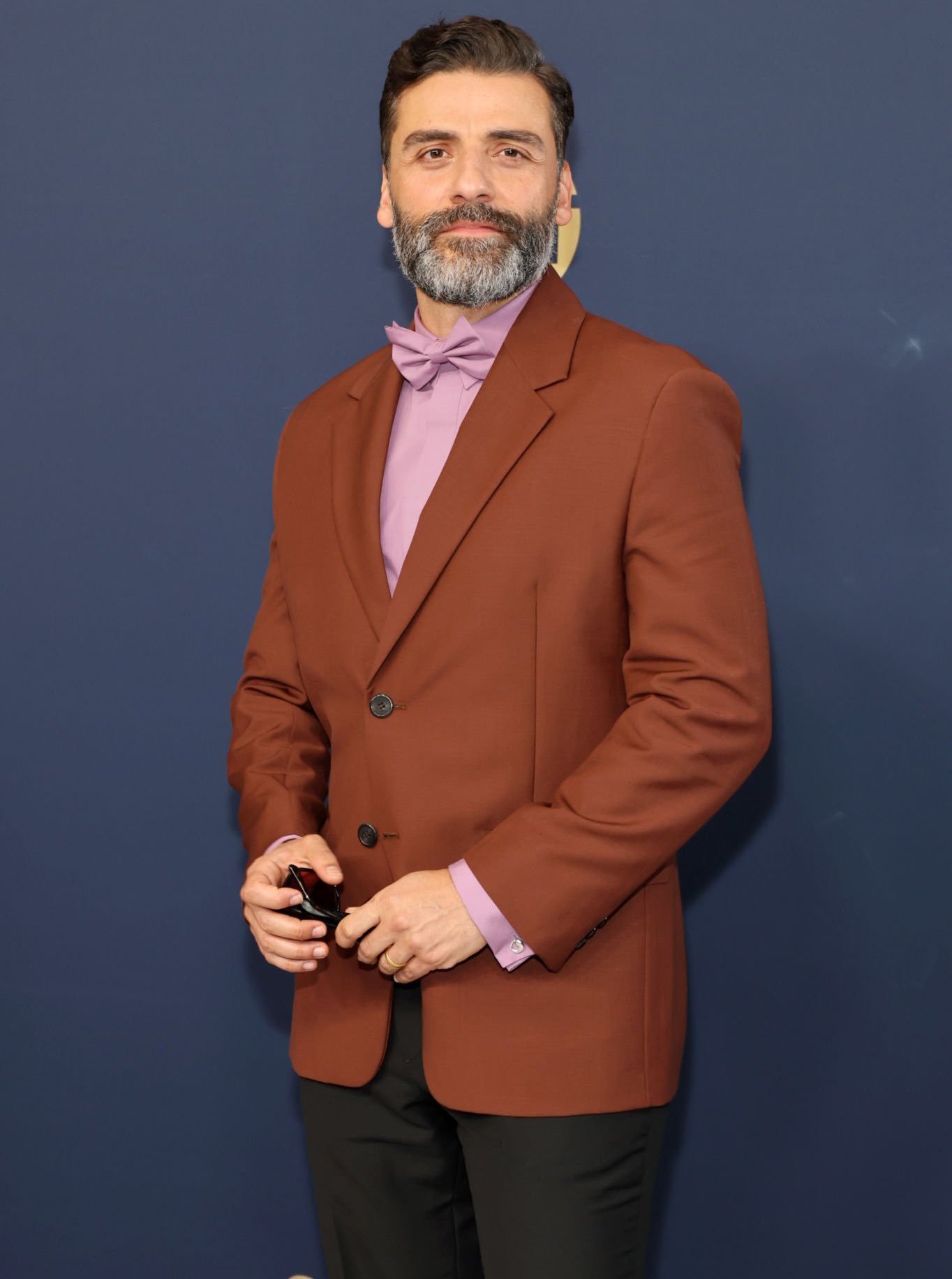 奥斯卡·伊萨克于第28届美国演员工会奖红毯|奥斯卡·伊萨克_新浪新闻